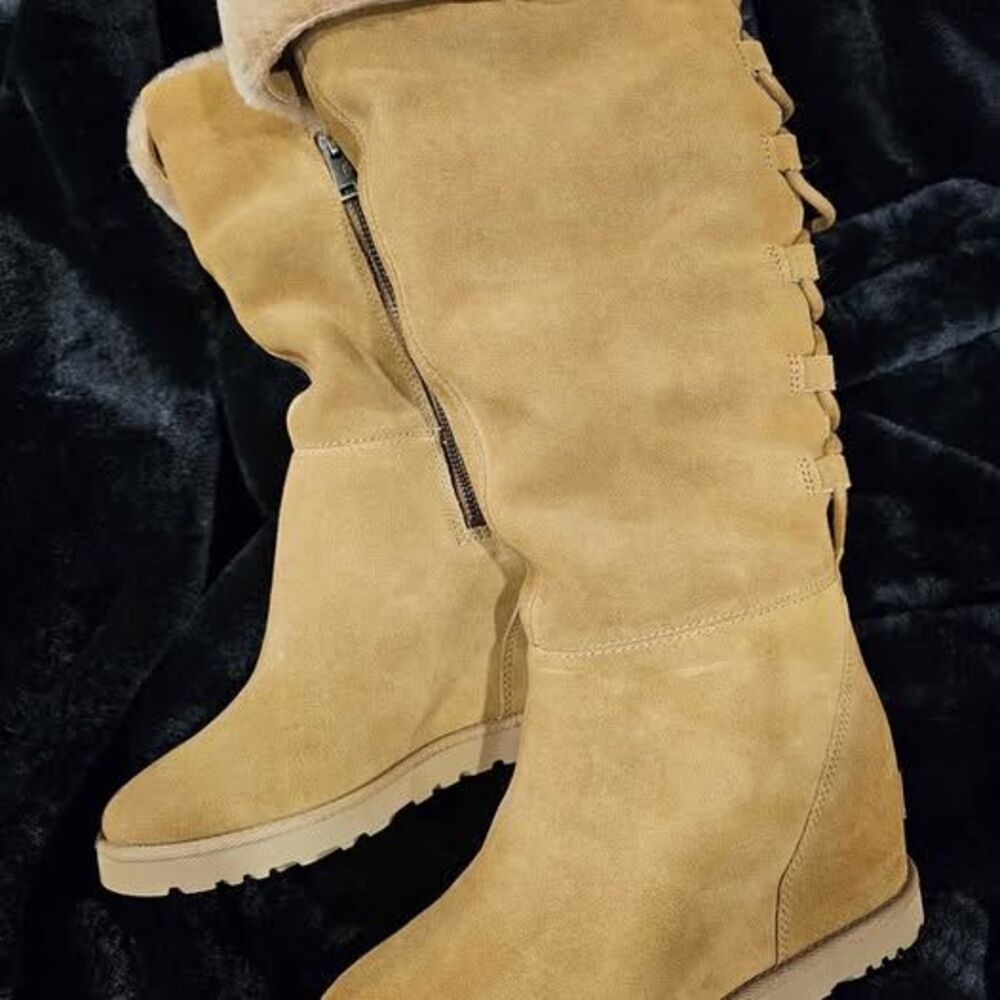 UGG Femme tall lace up boots, Size 6.